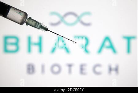 Ukraine. 22 novembre 2020. Dans cette photo, une seringue médicale est vue devant le logo de la société indienne de biotechnologie Bharat Biotech. Crédit : SOPA Images Limited/Alamy Live News Banque D'Images