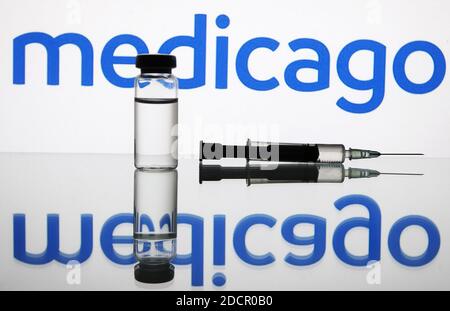 Ukraine. 22 novembre 2020. Dans cette photo, une seringue médicale et un flacon avec le vaccin contre le coronavirus COVID-19 vu devant le logo de la société de biotechnologie Medicago crédit: SOPA Images Limited/Alay Live News Banque D'Images