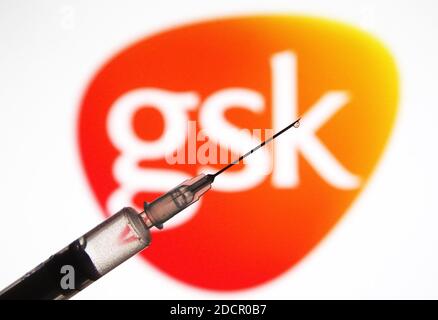 Ukraine. 22 novembre 2020. Sur cette photo, une seringue médicale est visible devant le logo de la société pharmaceutique GlaxoSmithKline (GSK). Crédit : SOPA Images Limited/Alamy Live News Banque D'Images