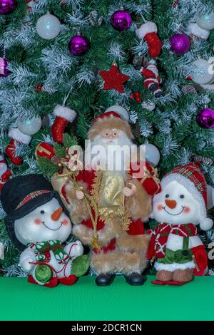 Décoration de Noël. Le Père Noël entouré de deux petits bonhommes de neige Banque D'Images