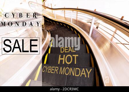 Cyber Monday sale, escalator dans le centre commercial Moving motion avec monde Cyber Monday Hot Deal Banque D'Images