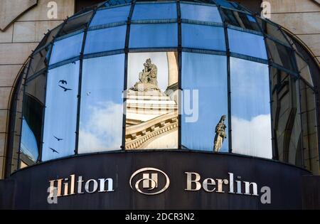 Berlin, Allemagne. 05ème novembre 2020. Le Hilton se trouve dans le bâtiment de l'hôtel à Mohrenstraße, sur Gendarmenmarkt. La cathédrale allemande se reflète dans les volets de la fenêtre. Hilton Worldwide Holdings est une société américaine et l'une des plus grandes chaînes hôtelières au monde. Credit: Jens Kalaene/dpa-Zentralbild/ZB/dpa/Alay Live News Banque D'Images