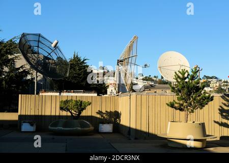 Antennes et antennes satellite pour la réception de télévision sur le campus de City College de San Francisco, Californie; technologie et éducation. Banque D'Images