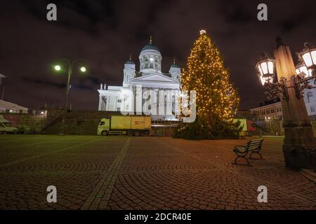 Helsinki, Finlande 22 novembre 2020 place du Sénat, un arbre de Noël se dresse sur la place centrale. Photographie de nuit. Photo de haute qualité Banque D'Images