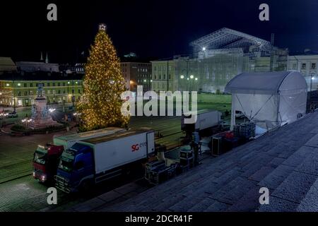 Helsinki, Finlande 22 novembre 2020 place du Sénat, un arbre de Noël se dresse sur la place centrale. Photographie de nuit. Photo de haute qualité Banque D'Images