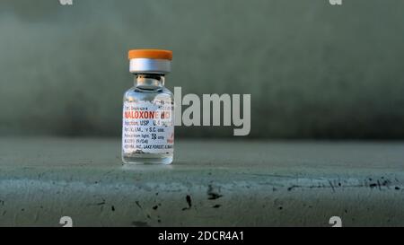 Flacon vide de naloxone HCL laissé sur un antagoniste des opioïdes de banc utilisé pour le traitement d'un surdosage connu ou présumé d'opioïdes; bloqueur d'effet opioïde. Banque D'Images
