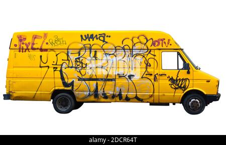 Camionnette jaune recouverte de graffiti isolée sur fond blanc Banque D'Images