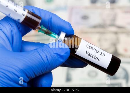 Vaccin contre Covid-19 sur fond de dollars américains Banque D'Images