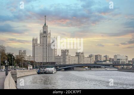 L'un des sept gratte-ciel de Staline : une tour sur le remblai de Kotelnicheskaya et la rivière Moskva. Gratte-ciel soviétique de Moscou Banque D'Images