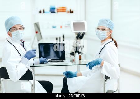 gros plan. collègues médicaux assis à une table dans le laboratoire . Banque D'Images