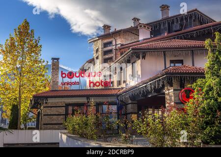 Bansko, Bulgarie - 31 octobre 2020 : rue d'automne Pirin et hôtel Uniqato et arbres colorés Banque D'Images