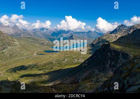 Vue aérienne de la vallée supérieure de la Bernina, du col de la Bernina, du Passo del Bernina et du Lago Bianco, vue du téléphérique à Diavolezza. Banque D'Images