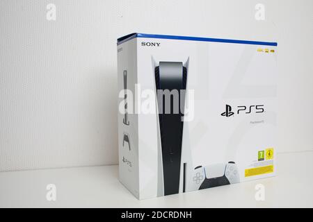 Nouvelle PlayStation 5 Box Sony dévoile la console et les jeux PS5. Contrôleur double détection et fonctionnalités de la série secondes pour la salle de jeu Banque D'Images