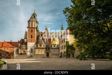 Cracovie, Pologne - 11 mai 2020 : Panorama de la cathédrale du château de Wawel dans la ville de Cracovie, Pologne Banque D'Images