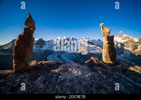 Deux rochers cairns sur un rocher, les sommets de Piz Palü, Bella Vista et Piz Bernina et la partie supérieure du glacier pers, vus de Munt pers près de Diavolezz Banque D'Images