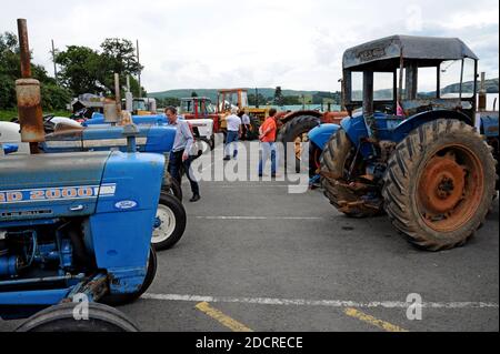 Personnes examinant vintage tracteurs sur l'affichage à la 100e Royal Welsh Show 2019, Builth Wells Banque D'Images