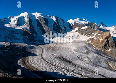 Les sommets de Piz Palü et Bella Vista et la partie supérieure du glacier de pers, vus de Piz Trovat près de Diavolezza. Banque D'Images