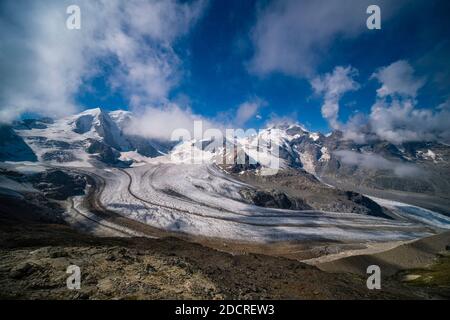 Les sommets de Piz Palü, Bella Vista, Piz Bernina, Piz Morteratsch et les parties supérieures du glacier de pers et du glacier de Morteratsch, vus de près de Diavole Banque D'Images