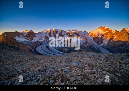 Les sommets de Piz Cambrena, Piz Palü, Bella Vista, Piz Bernina et la partie supérieure du glacier de pers, vus de Munt pers près de Diavolezza au lever du soleil. Banque D'Images