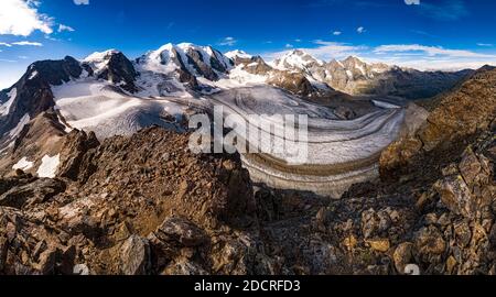 Les sommets de Piz Palü, Bella Vista, Piz Bernina, Piz Morteratsch et les parties supérieures du glacier de pers et du glacier de Morteratsch, vus du sommet o Banque D'Images