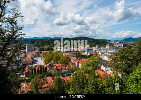 Vue panoramique depuis le château de Ljubljana sur le parc Tivoli le jour ensoleillé à la fin de l'été avec des nuages Banque D'Images