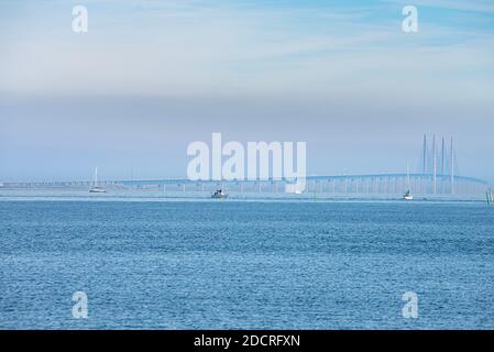Oresundsbron (pont d'Oresund) avec des bateaux à voile dans la scène. Le pont de Copenhague relie la capitale danoise à Malmö, en Suède, en traversant le détroit Banque D'Images