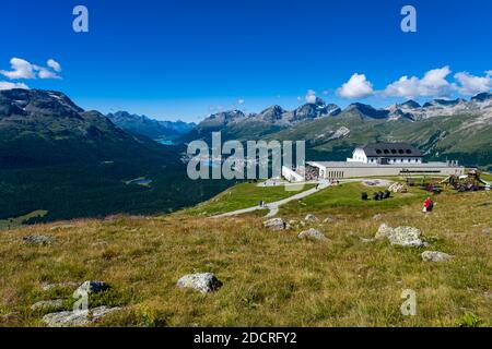 L'hôtel Muottas Muragl et une vue aérienne sur la ville de Saint-Moritz, le lac de Saint-Moritz, le lac Silvaplana et la vallée haute d'Engadin. Banque D'Images