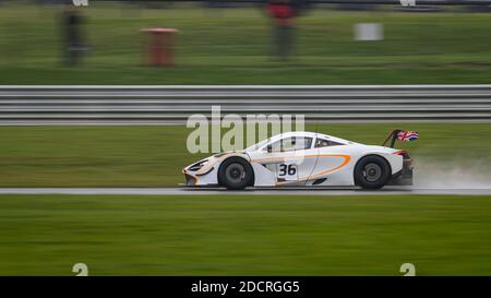 Une vue panoramique d'une voiture de course lorsqu'elle fait le circuit d'une piste. Banque D'Images