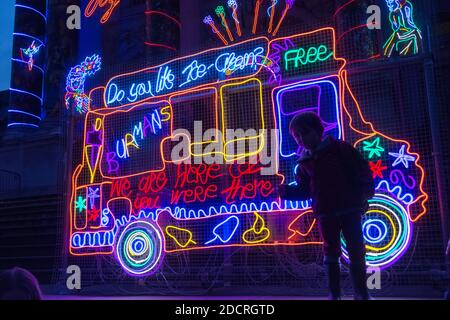 Tate Britain Chilia Kumari Singh Burman se souvenir d'une nouvelle brave World Ice Cream Van et des lumières au néon et de la couleur tourbillonnante installation Banque D'Images