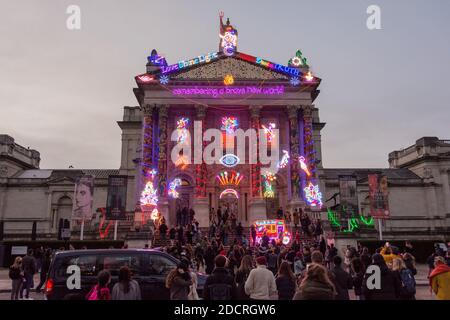 Chila Kumari Singh Burman se souvient d'un nouveau monde brave lumières néon et tourbillons installation de couleur à Tate Britain, Londres, Royaume-Uni Banque D'Images