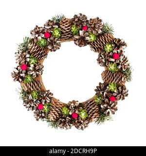 Décoration de Noël faite de branches et de cônes sous forme de couronne. Arrière-plan blanc, isolé. Banque D'Images