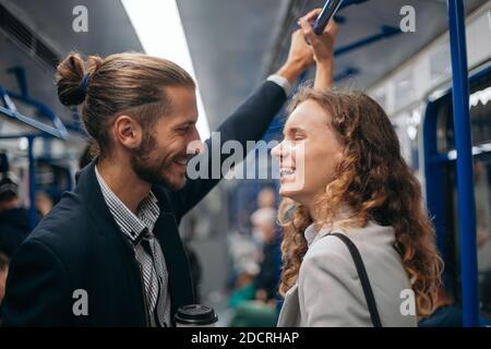 couple heureux debout dans un métro. Banque D'Images