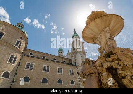 Vue sur la cathédrale de Salzbourg dans la Residenzplatz, Salzbourg, Autriche, Europe Banque D'Images