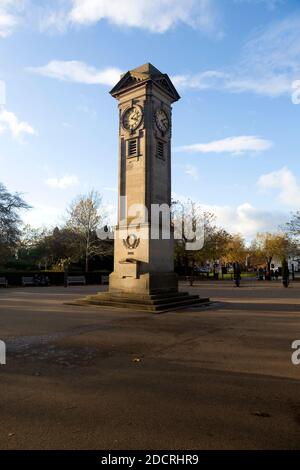 Tour de l'horloge dans le parc Jephson Gardens, Royal Leamington Spa, Warwickshire, Angleterre, Royaume-Uni Banque D'Images