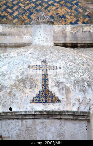 Détail de quatre fenêtres voûtées de la cathédrale de Lichfield dans le Staffordshire (Royaume-Uni), vu de l'extérieur Banque D'Images