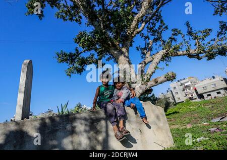 Gaza, Palestine. 22 novembre 2020. Les enfants palestiniens jouent à l'extérieur de leur domicile dans le nord de la bande de Gaza. Crédit : SOPA Images Limited/Alamy Live News Banque D'Images