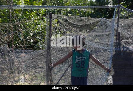 Gaza, Palestine. 22 novembre 2020. Un garçon palestinien joue à l'extérieur de sa maison dans le nord de la bande de Gaza. Crédit : SOPA Images Limited/Alamy Live News Banque D'Images