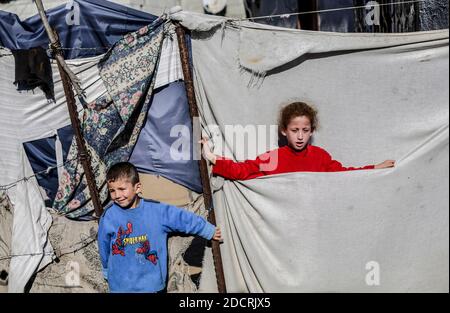 Gaza, Palestine. 22 novembre 2020. Les enfants palestiniens jouent à l'extérieur de leur domicile dans le nord de la bande de Gaza. Crédit : SOPA Images Limited/Alamy Live News Banque D'Images