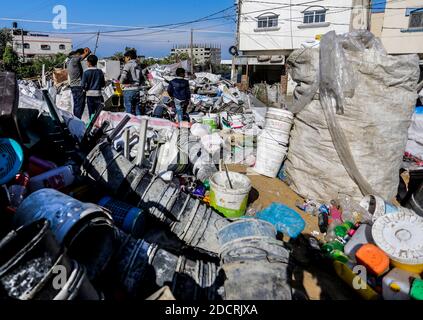 Gaza, Palestine. 22 novembre 2020. Les travailleurs palestiniens collectent des articles en plastique qui seront recyclés dans une usine du nord de la bande de Gaza. Crédit : SOPA Images Limited/Alamy Live News Banque D'Images