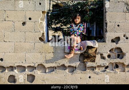 Gaza, Palestine. 22 novembre 2020. Une fille palestinienne est assise à la fenêtre de sa maison dans le nord de la bande de Gaza. Crédit : SOPA Images Limited/Alamy Live News Banque D'Images