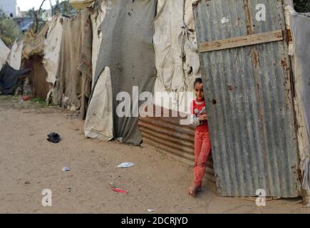 Gaza, Palestine. 22 novembre 2020. Une fille palestinienne regarde de chez elle dans le nord de la bande de Gaza. Crédit : SOPA Images Limited/Alamy Live News Banque D'Images