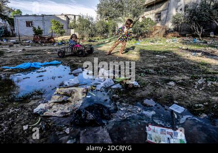 Gaza, Palestine. 22 novembre 2020. Les enfants palestiniens jouent à l'extérieur de leur domicile dans le nord de la bande de Gaza. Crédit : SOPA Images Limited/Alamy Live News Banque D'Images