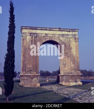 ARCO DE BARA ERIGIDO POR EL GENERAL LUCIO LICINIO SURA ENTRE LOS AÑOS 102 Y 107 - FAÑOTO OS 60. LIEU: ARCO DE TRIUNFO. RODA DE BARA. TARRAGONE. ESPAGNE. Banque D'Images