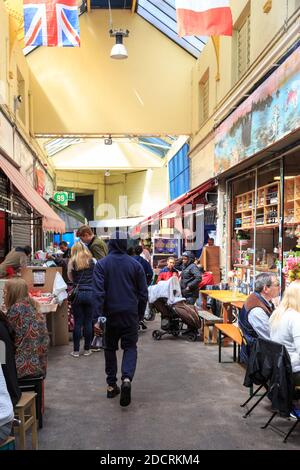 Les gens parcourent, mangent et boivent à Brixton Village Market, Brixton, Londres, Angleterre, Royaume-Uni Banque D'Images