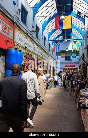 Les gens parcourent, mangent et boivent à Brixton Village Market, Brixton, Londres, Angleterre, Royaume-Uni Banque D'Images