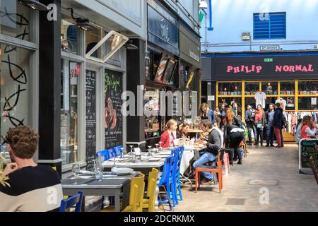 Les gens parcourent, mangent et boivent à Brixton Village Market, Brixton, Londres, Angleterre, Royaume-Uni Banque D'Images