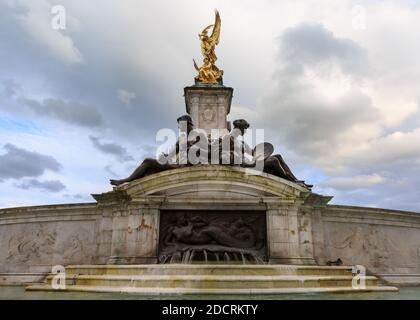 Victoria Memorial et fontaine à Buckingham Palace, avec des nuages sombres, Londres, Angleterre, Royaume-Uni Banque D'Images