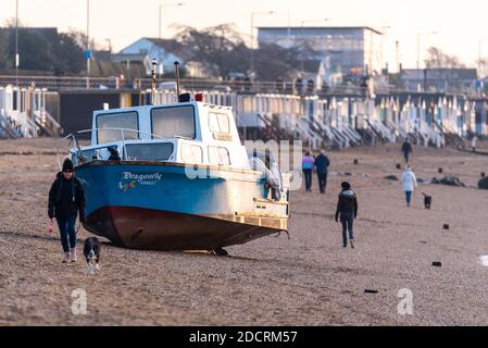 Southend on Sea, Essex, Royaume-Uni. 23 novembre 2020. Le jour a dawed lumineux mais froid. Les randonneurs passent devant un navire qui a été baché pendant les mers de tempête Banque D'Images