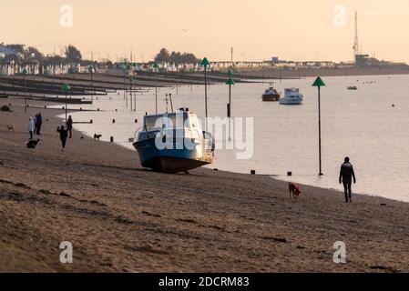 Southend on Sea, Essex, Royaume-Uni. 23 novembre 2020. Le jour a dawed lumineux mais froid. Les randonneurs passent devant un navire qui a été baché pendant les mers de tempête Banque D'Images