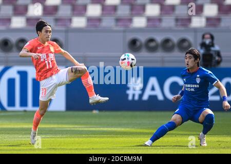 Footballeur chinois de Shanghai SIPG F.C. Lu Wenjun essaie d'obtenir le ballon lors du match de groupe de 20/21 AFC Champions League (ACL) contre Jeonbuk Hyundai Motors F.C.S à Doha, Qatar, 22 novembre 2020. Banque D'Images